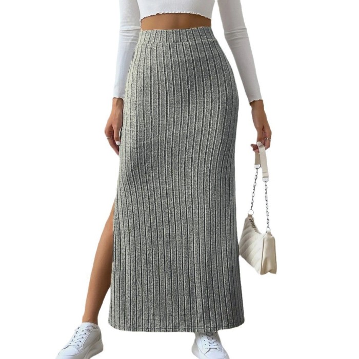 High-waisted fitted knit skirt with side slits 25