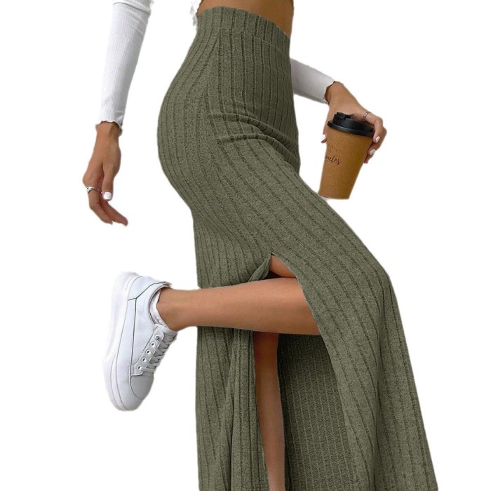 High-waisted fitted knit skirt with side slits 25